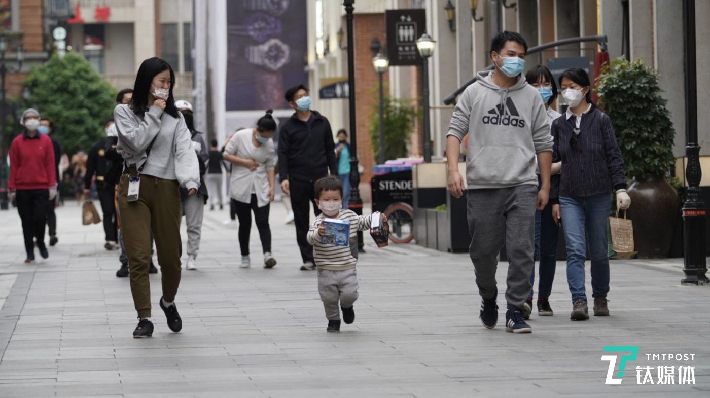 武漢漢街的市民多了起來(lái)