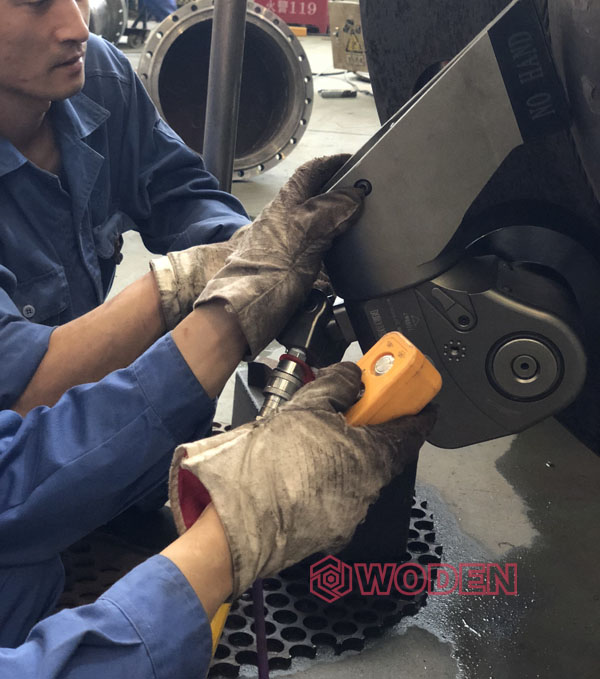 操作工熟練操作壓力容器液壓扳手 操作工熟練操作壓力容器液壓扳手