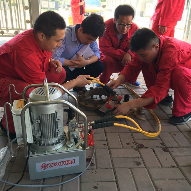 沃頓液壓扳手技術(shù)員在培訓(xùn)現(xiàn)場(chǎng)情景 沃頓液壓扳手技術(shù)員在培訓(xùn)現(xiàn)場(chǎng)情景