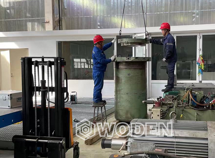 內六角的大型油缸正在吊到工作位