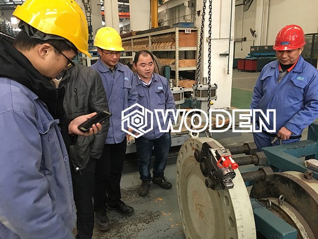 沃頓技術人員現場講解液壓扳手使用說明情景 沃頓技術人員現場講解液壓扳手使用說明情景