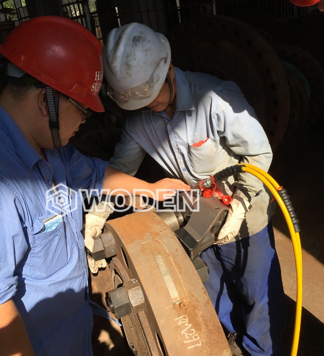 沃頓技術員指導用戶正確使用液壓扳手 沃頓技術員指導用戶正確使用液壓扳手