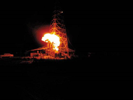 【石油科普】石油開采出來后，為什么有個管道一直噴火？