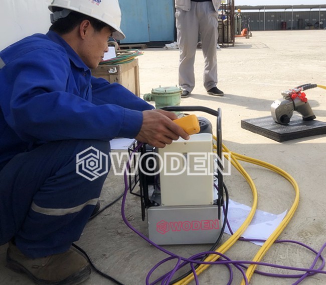 沃頓技術員調試液壓扳手泵現場