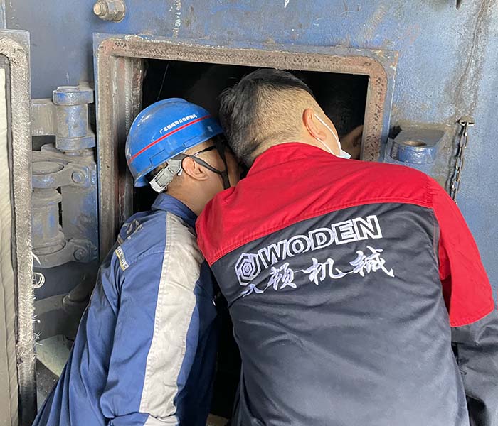 沃頓液壓扳手技術人員在馬鋼某鐵廠現場了解螺栓工況情景 沃頓液壓扳手技術人員在馬鋼某鐵廠現場了解螺栓工況情景